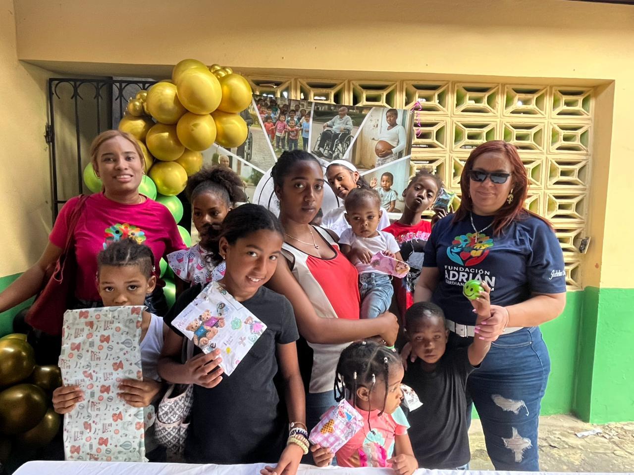 Niños felices recibiendo regalos de la fundación