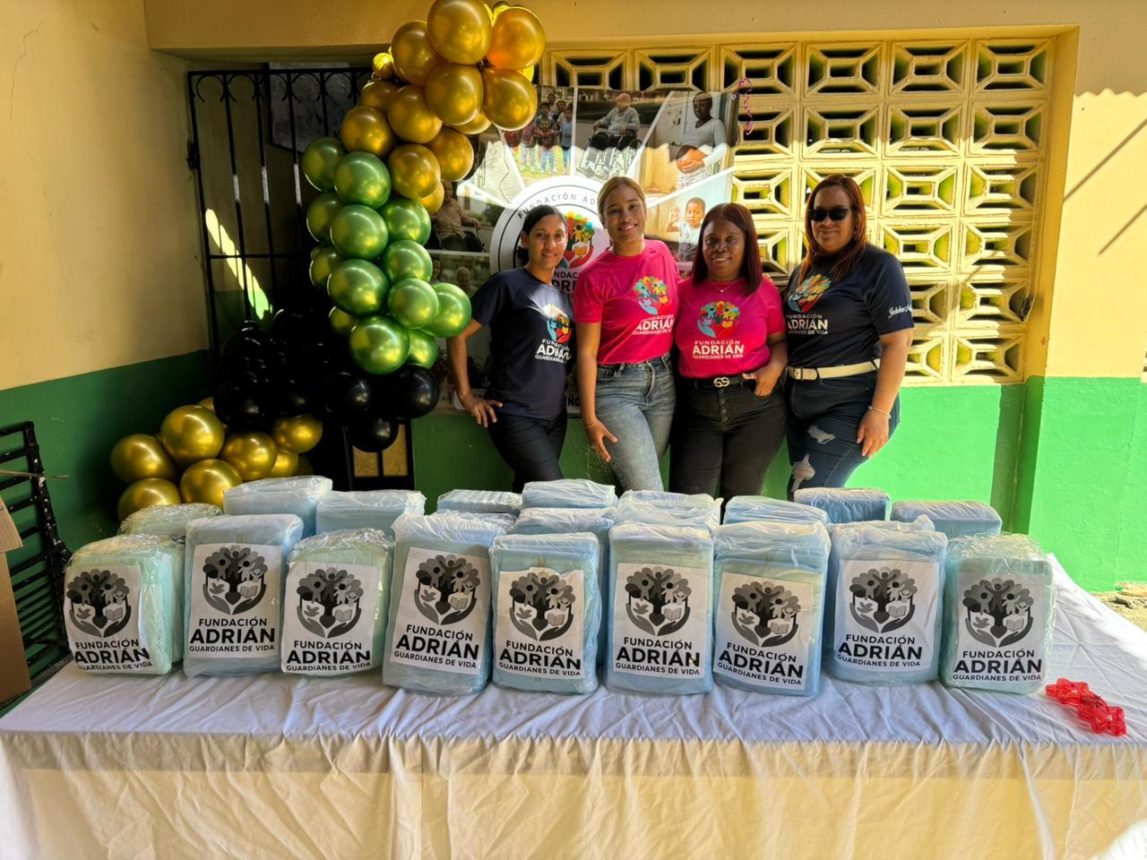 Equipo de guardianes preparando entregas y paquetes de ayuda